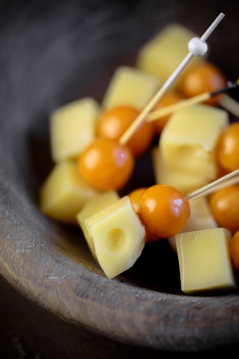 Сыр маасдам на шпажке с физалисом