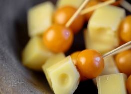 Сыр маасдам на шпажке с физалисом