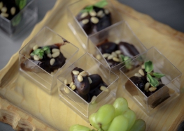 Виноград в шоколаде с кедровым орехом