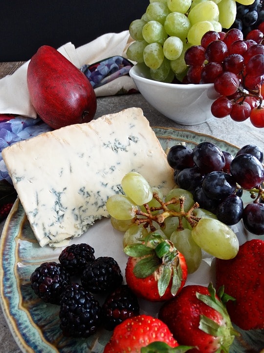 Голубой сыр и фрукты
